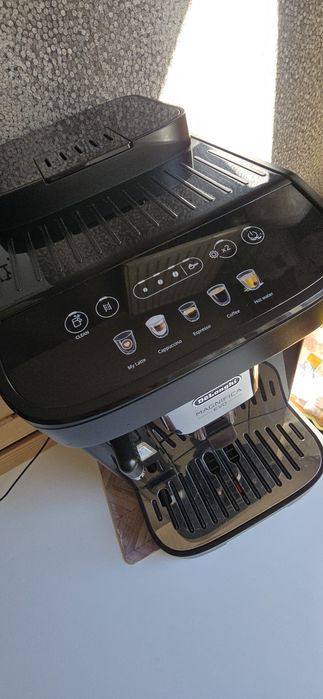 Express do kawy Delonghi.