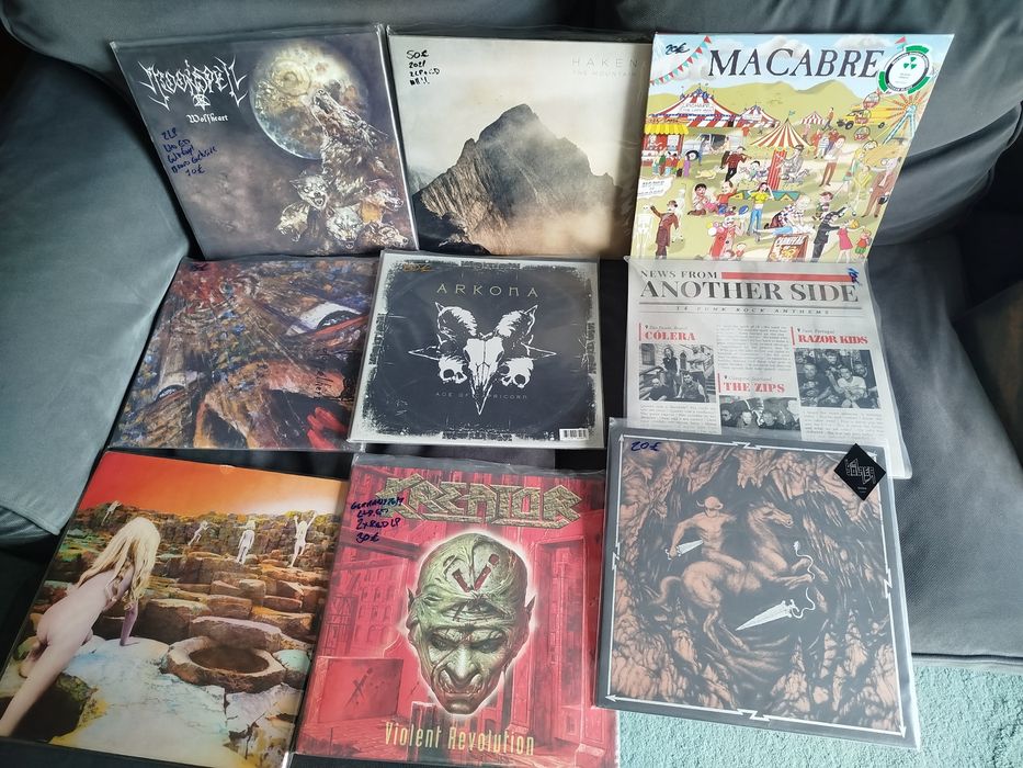 Vários discos de vinil de metal e Hard Rock