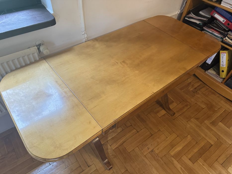 Antyczne drewniane biurko – elegancki mebel z duszą