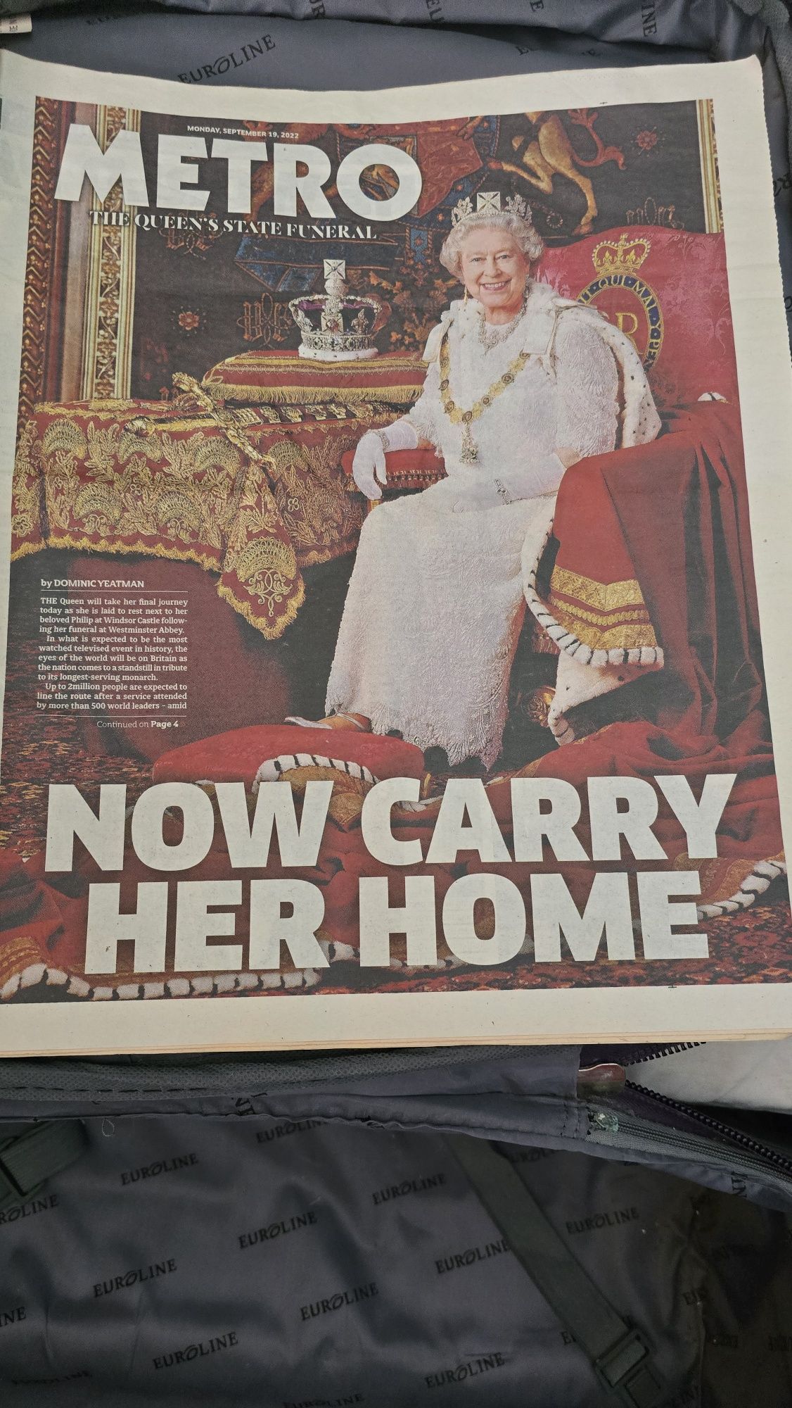 Jornal e 2 Pulseiras do velório da Rainha Elizabeth do Reino Unido