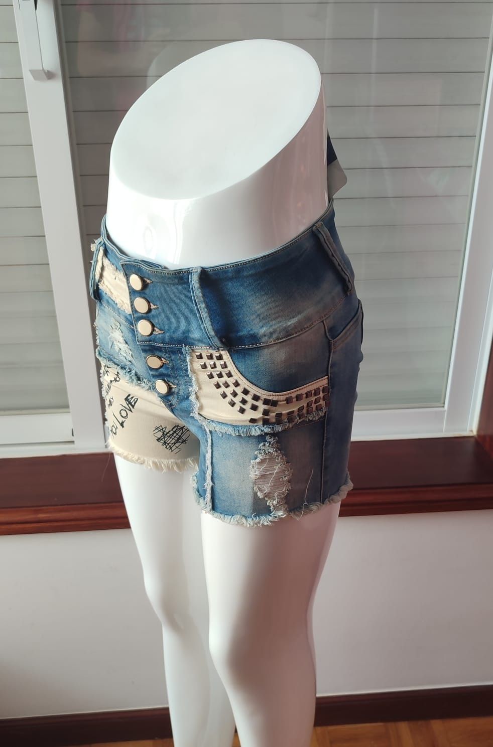 Calções de ganga estilo colombiano, Push-Up - Novos

- Talla 6  (S)

O