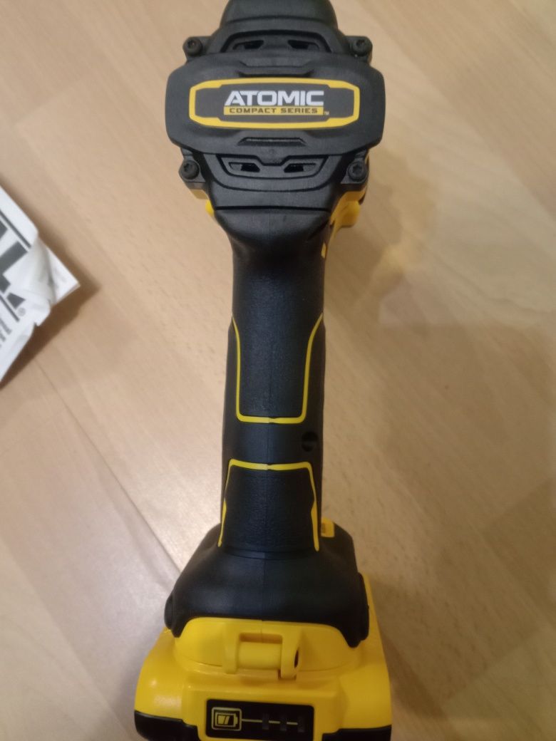 Продам безщітковий акумуляторний шуруповерт DeWalt 794 d1, 20v