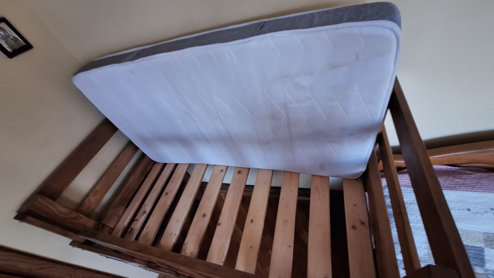 Дитяче дерев'яне ліжко