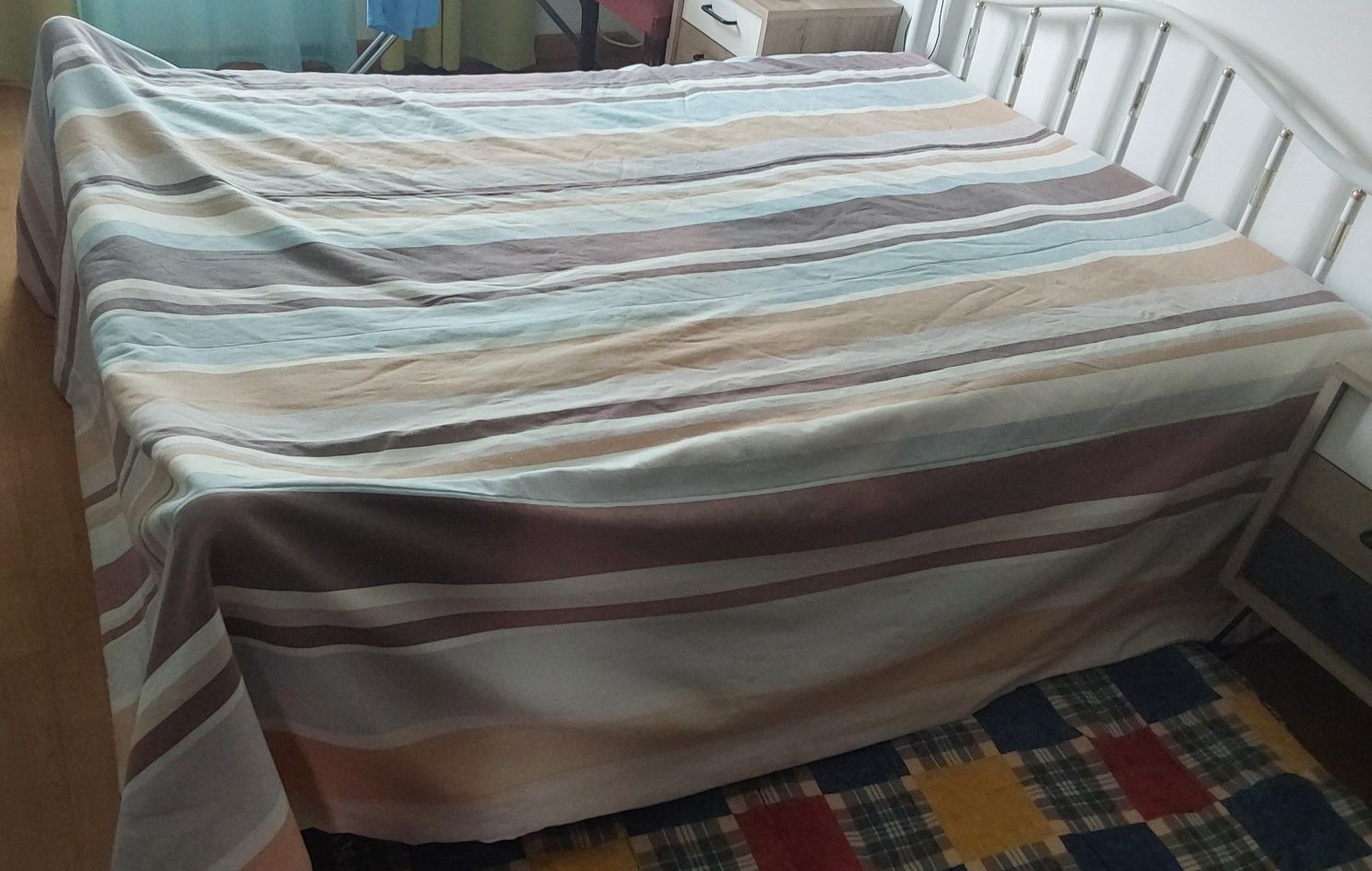 COLCHA DE CAMA COM DUAS FACES BONITAS. Com 2,73×2,60.Casa,Quarto,Sala.