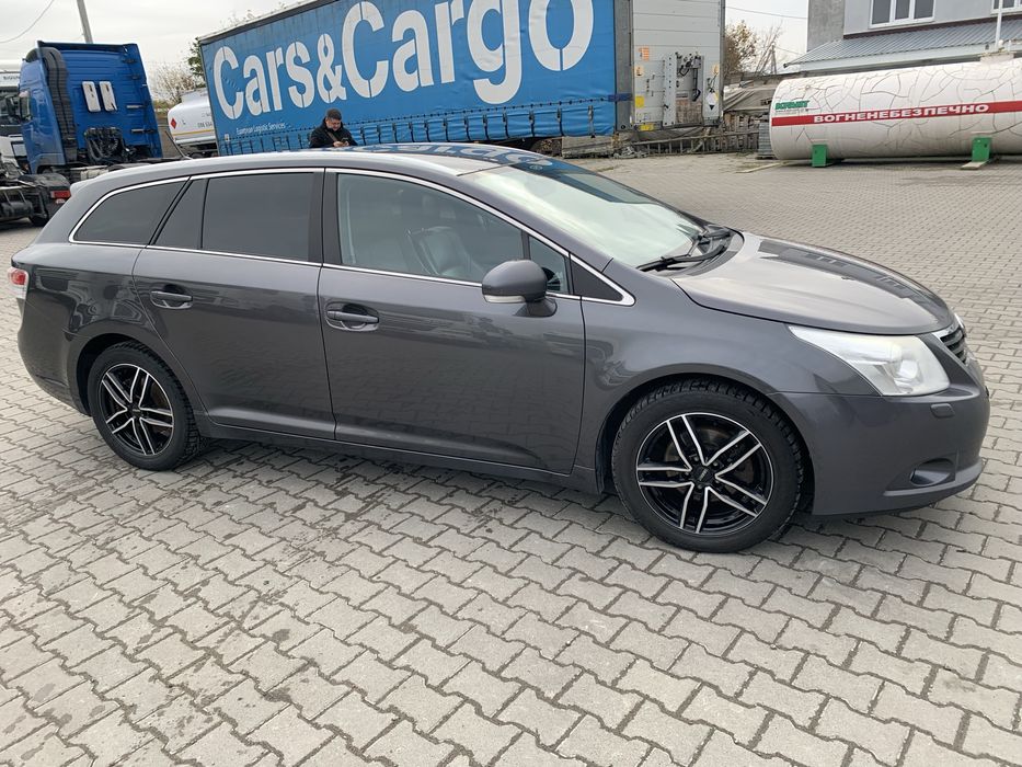 Toyota Avensis 2011 рік