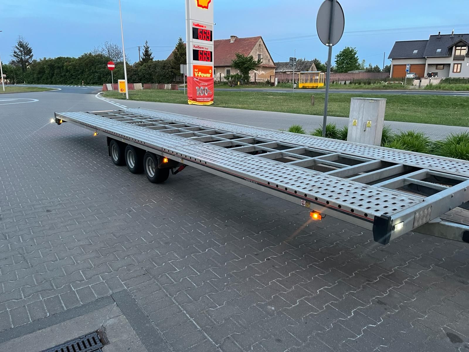 Wynajem laweta przyczepy 8.5 metra na 2 auta lub Busa Wypożyczalnia .