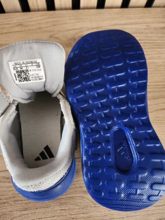 Ténis Adidas tamanho n.º21