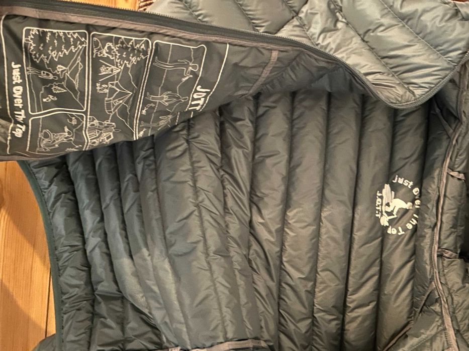 Casaco de penas marca JOTT -