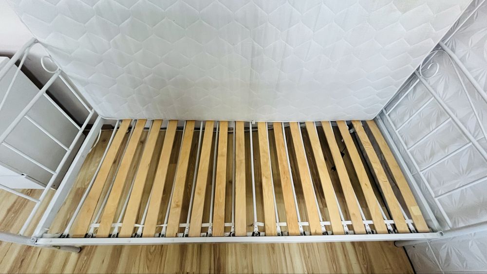 Łóżko pojedyncze metalowe materac