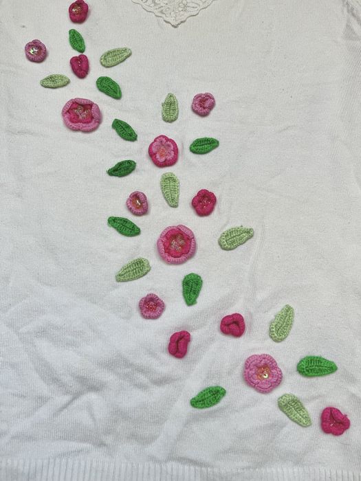 Biała Dzianinowa bluzka z koronką i szydełkowymi kwiatami TU