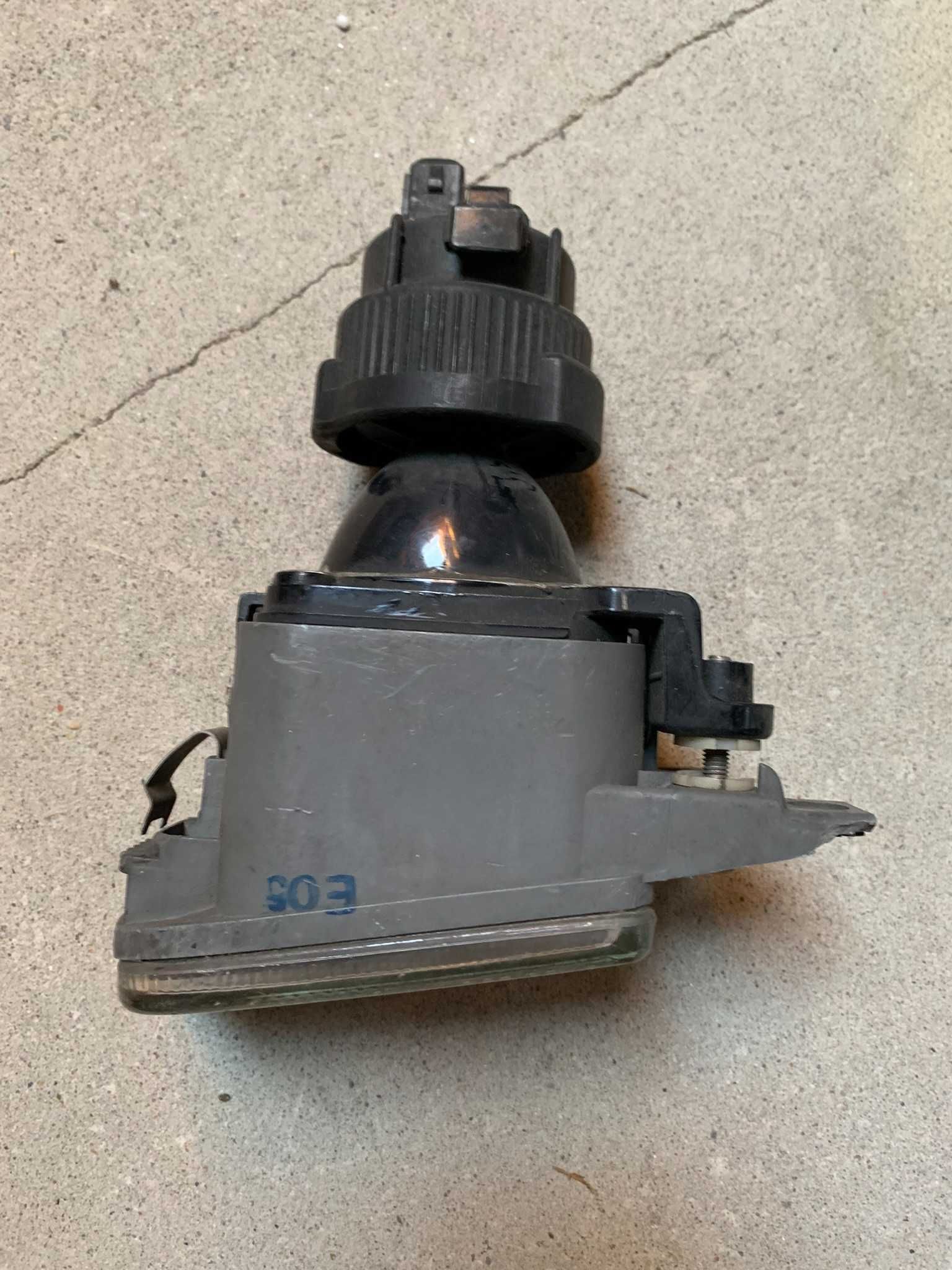 VW Golf III 3 91 - 99 VW Vento Halogen Lampa przeciwmgielna PRAWA