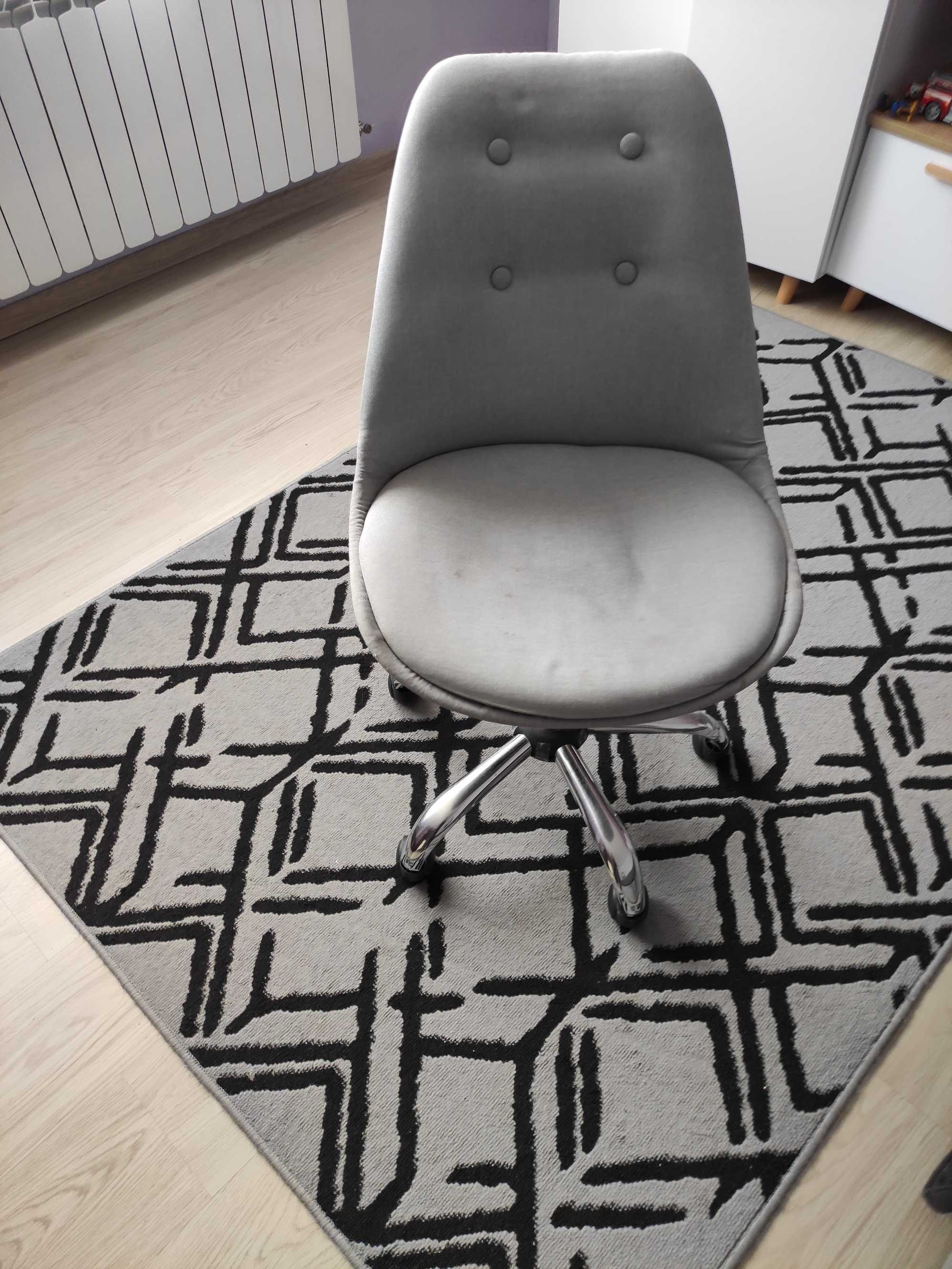 Krzesło biurowe (na kółkach)