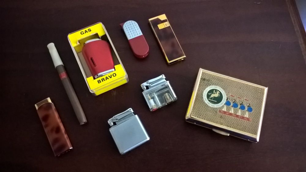 Coleção de isqueiros e cigarreiras vintage.