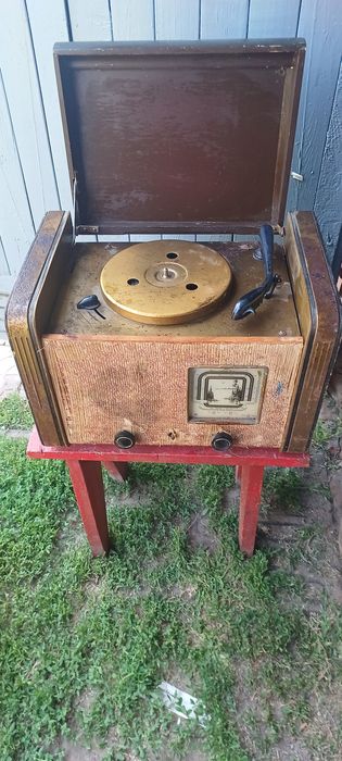 Радіола з натурального дерева