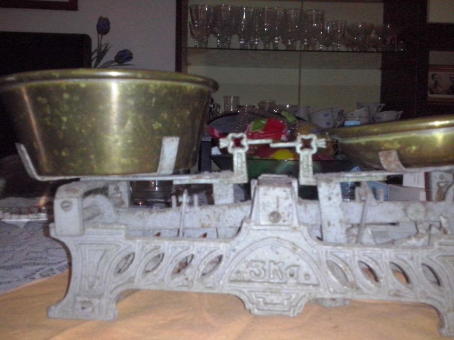 balança antiga com dois pratos em cobre mais base com 11 pesos