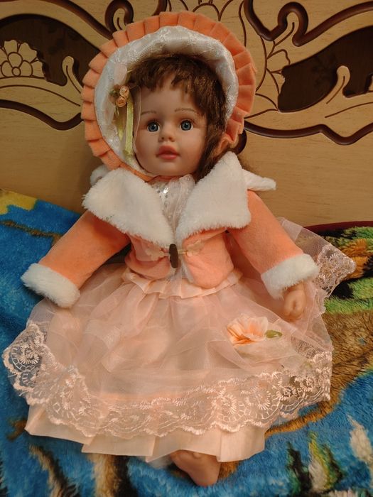 Лялька 45 см у святковому вбранні