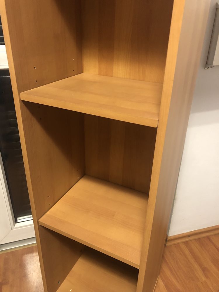 Narożna szafka pod telewizor lub biblioteczka
