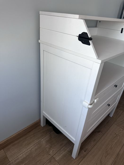 Komoda z przewijakiem SUNDVIK marki IKEA.