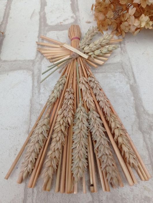 Ангел різдвяний з соломи прикрашений колоссям