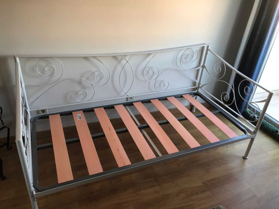 Cama/Sofá  Cor Branca, com colchão , NOVA