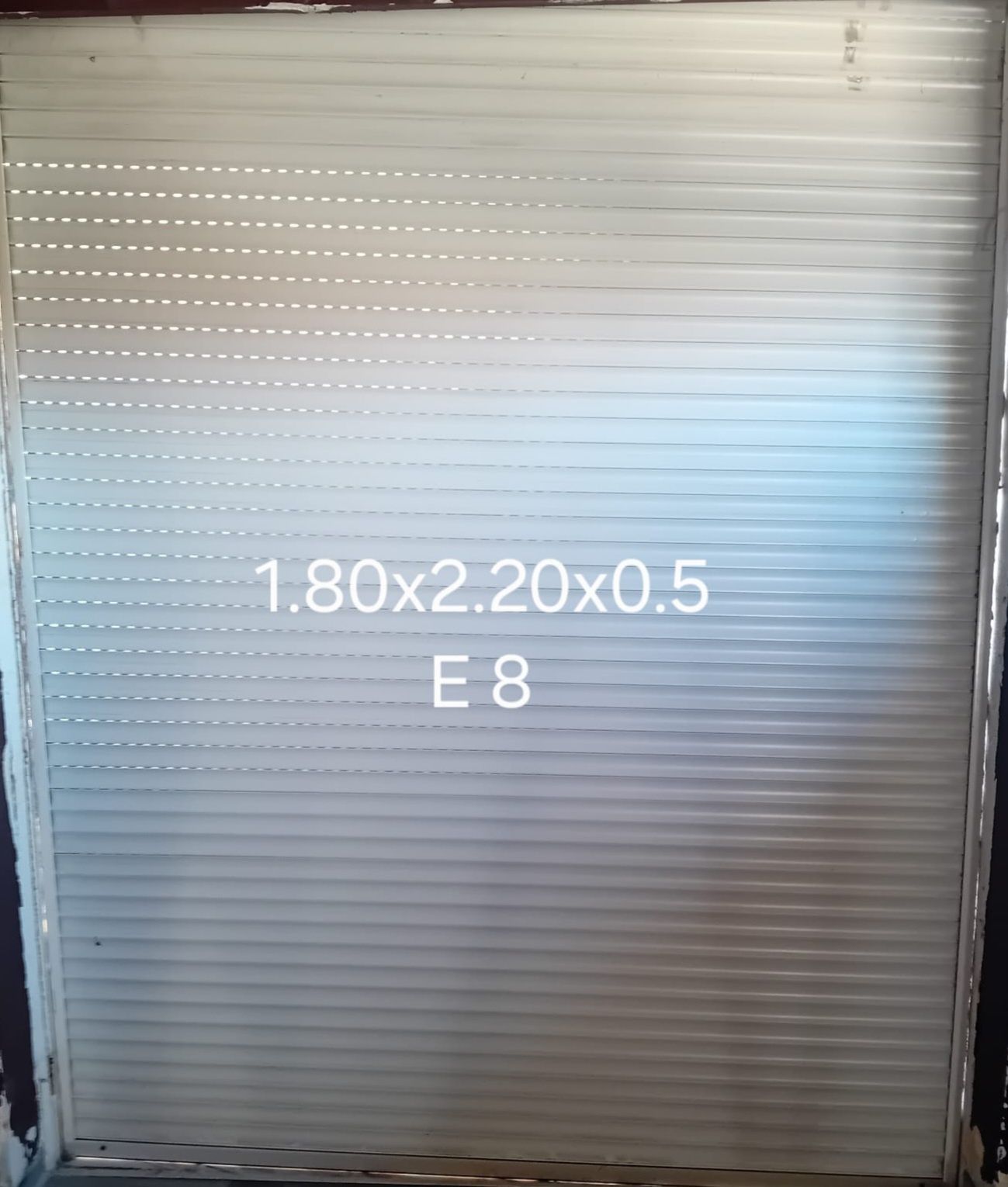 E. 8  persiana de aluminio branco