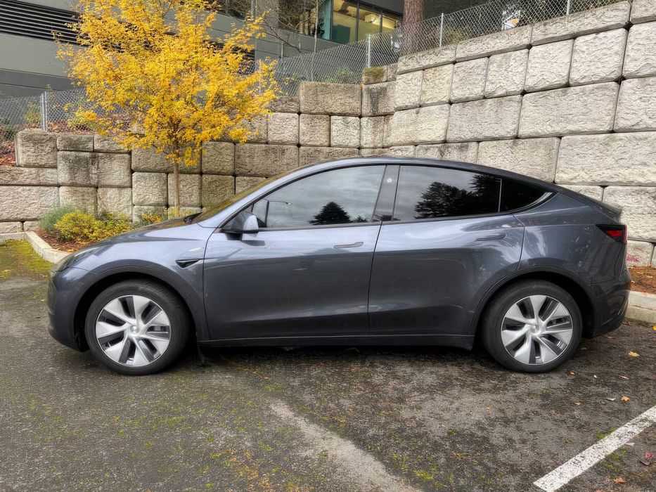 Tesla Model Y      2023