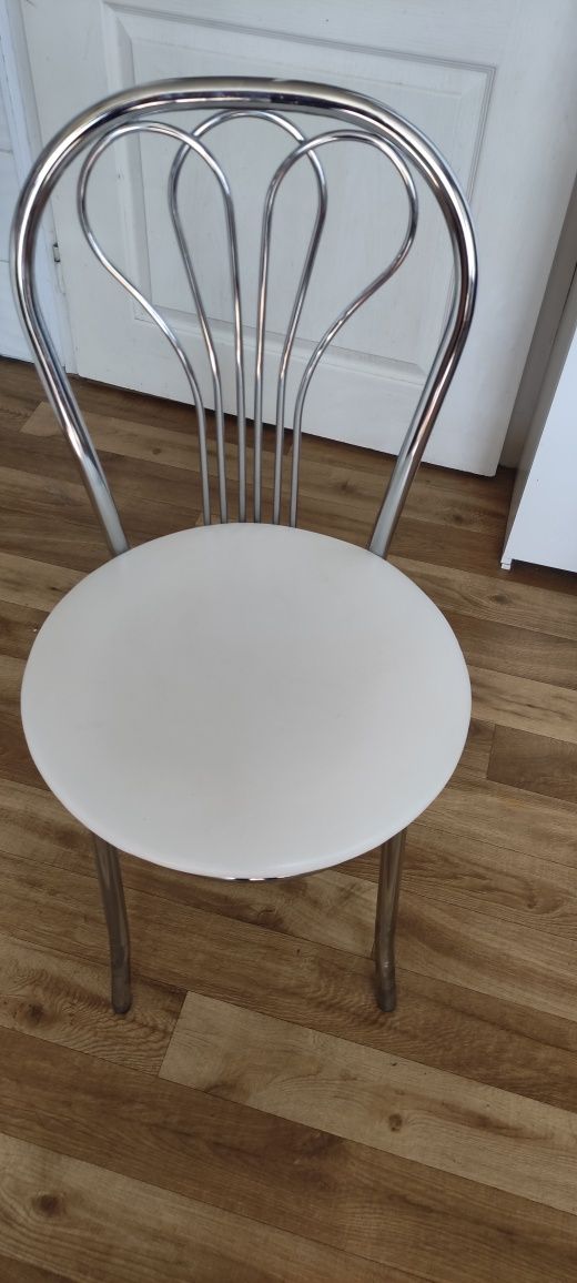 2 krzesła metalowe chromowane z białym skajem na siedzisku