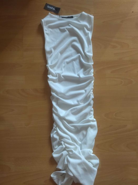 Сукня в рубчик бренду boohoo. По бокам зі зборками. Розмір С.