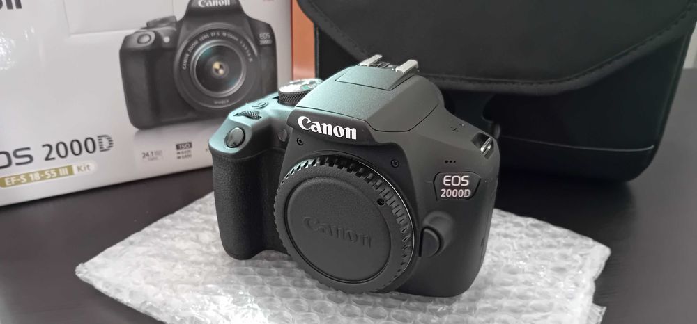 Máquina fotográfica - Canon EOS 2000D