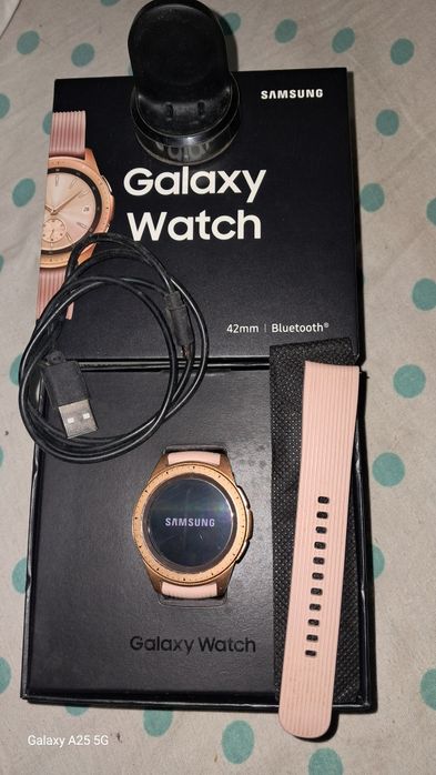 Smartwatch Samsung Galaxy 42mm dourado, bracelete rosa com caixa.