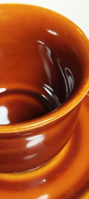 Filiżanki i spodki, brązowy porcelit, PRUSZKÓW