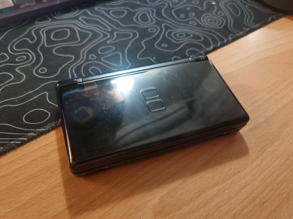 Nintendo DS Lite у прозорому корпусі