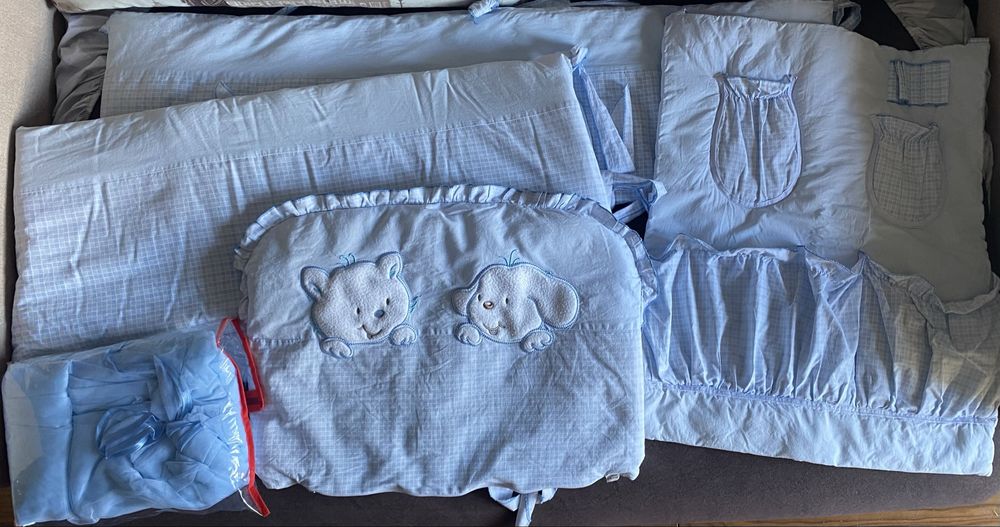 Бортики, захист на ліжко з балдахіном