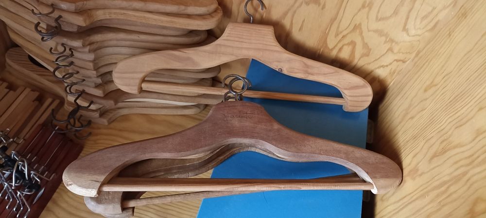 Cabides antigos de madeira