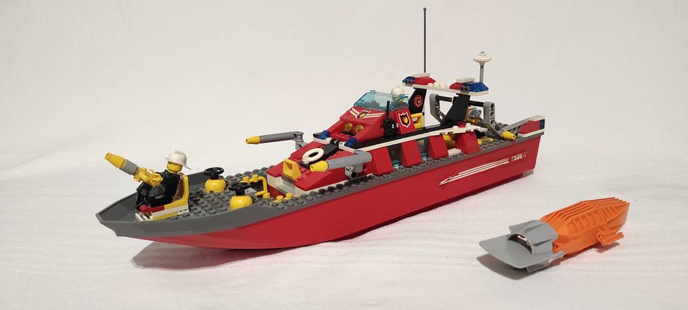 Klocki LEGO CITY Łódź strażacka 7906