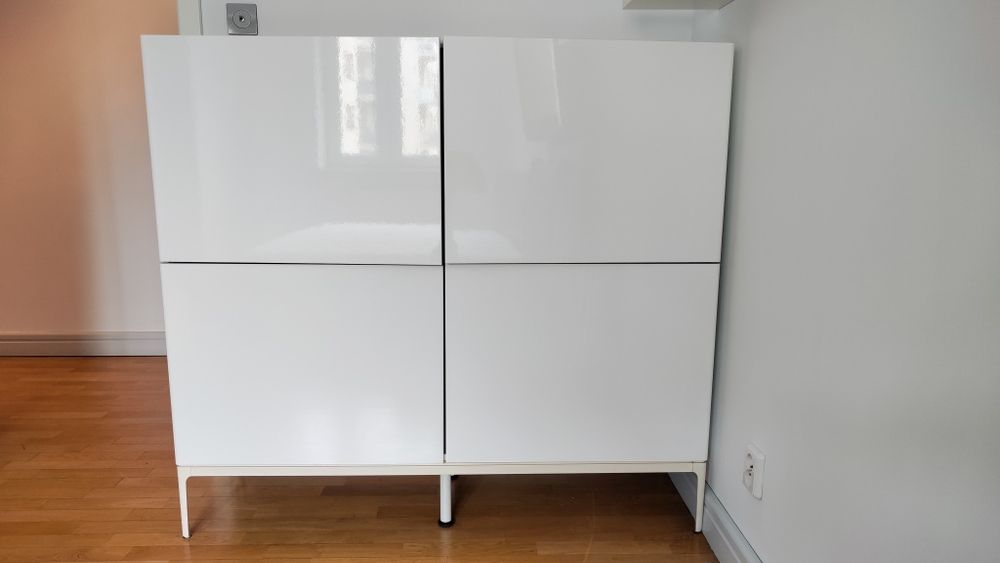 Biała szafka komoda