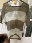 Camisola de malha castanha e branca tamanho M, decote em V