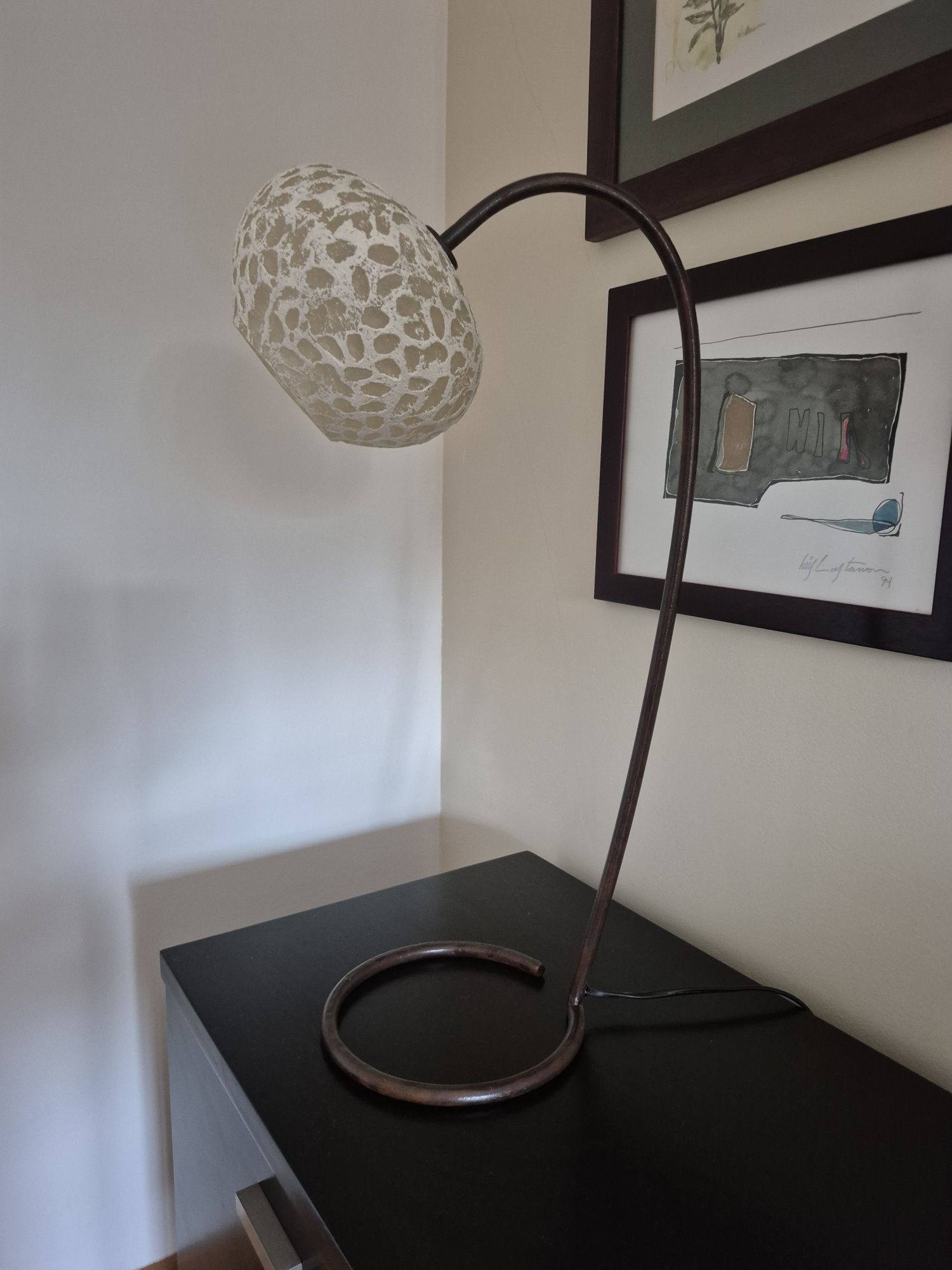 Candeeiro de mesa abajur em  beje e pe castanho