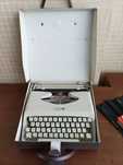 Máquina de escrever por teclado, clássica, marca Underwood 18.