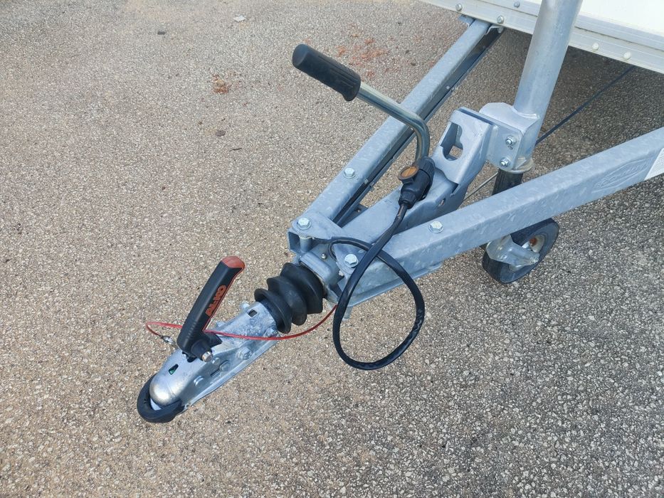 Atrelado de carga fechado