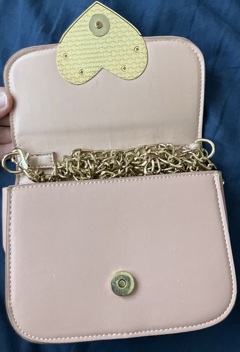 Elegancka, stylowa kopertówka w kolorze pudrowego różu z Mohito