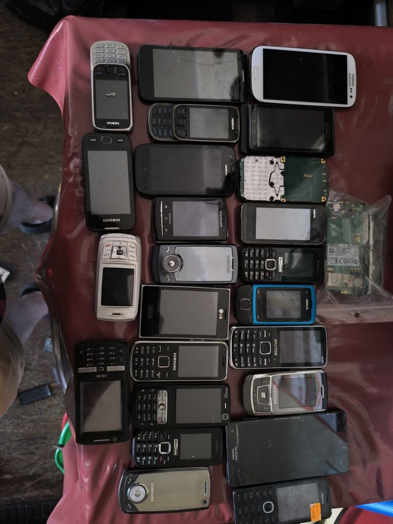 Stare telefony na części