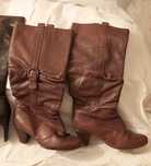 Botas castanhas em pele genuína