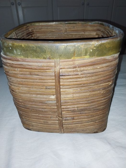 Cesto de verga ( não sei se é bambu fininha) e metal dourado( latão gr