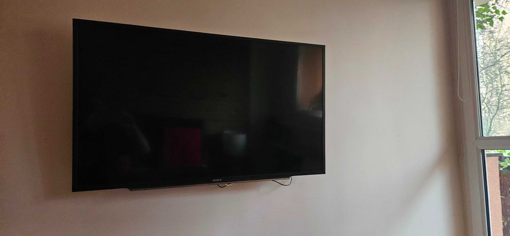 Telewizor SONY z uchwytem na ścianę i/lub podstawką 48 cali