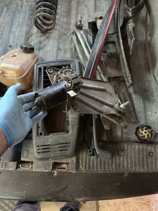 Продам задні пружини піввісь дверні карти на Ford escort orion mk4