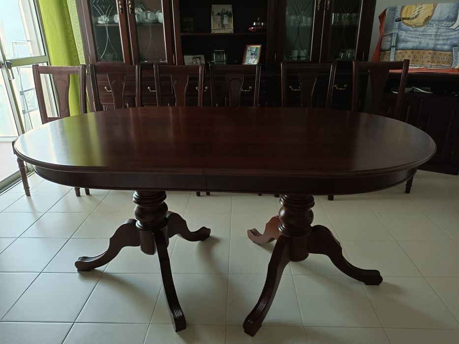 Móvel de sala, mesa, cadeiras e sofa