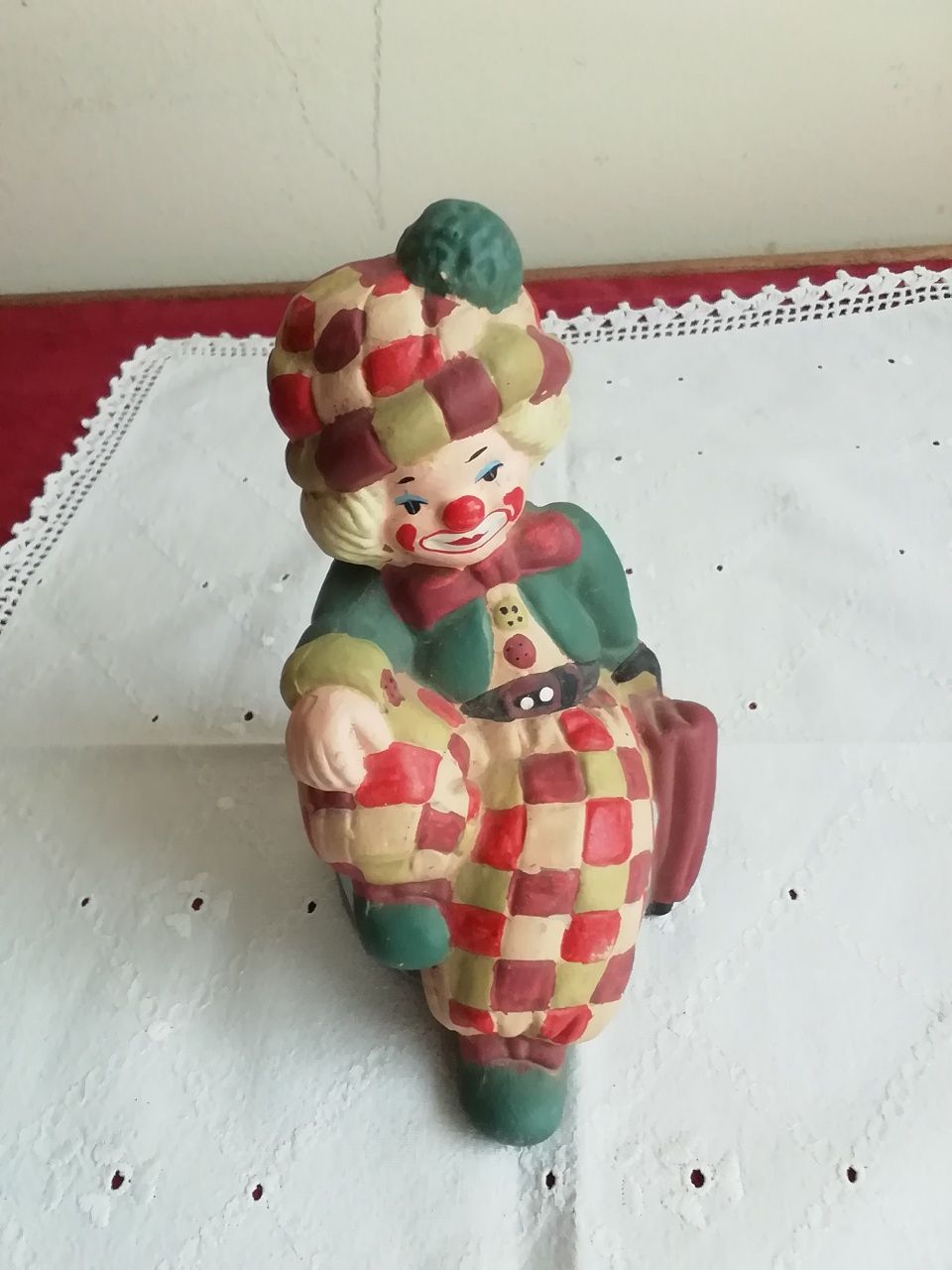 Palhaço sentado no tambor