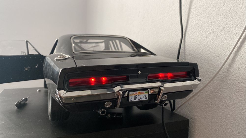 Dodge charger escala 1/8