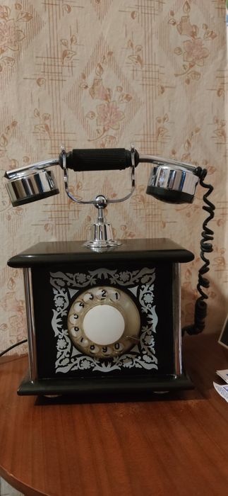 Старовинний телефон ретро, раритетний телефон антикварний